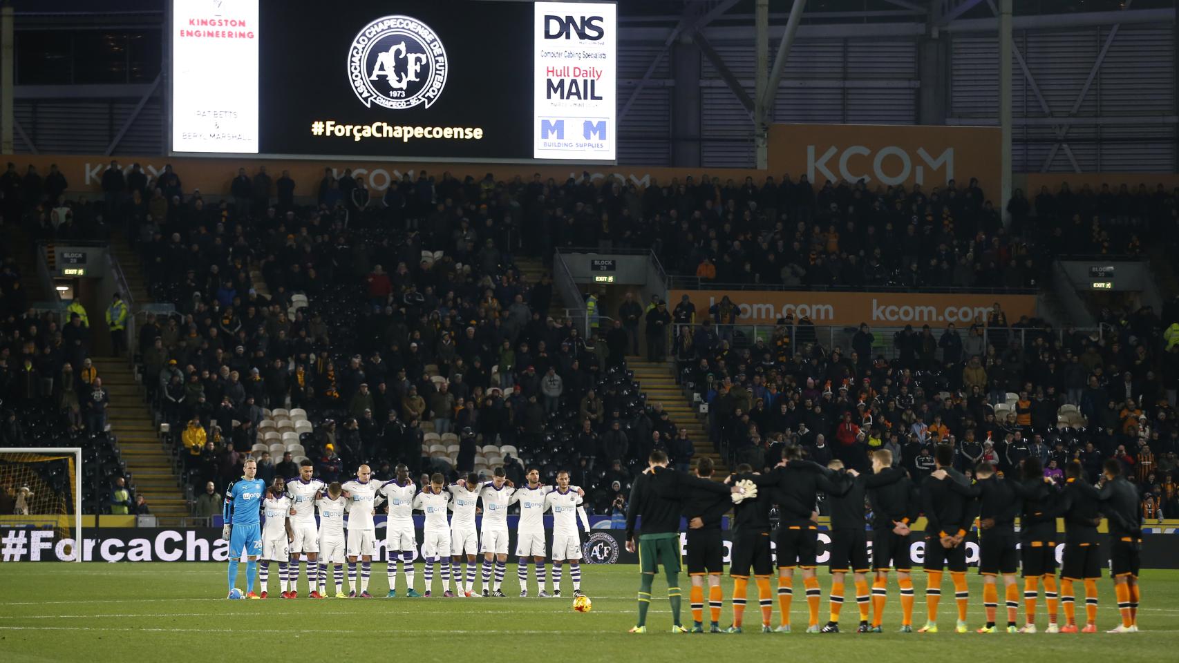En el partido Hull - Newcastle de la Copa de la liga inglesa se recordó al Chapecoense.
