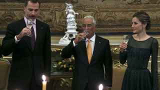 El primer ministro de Portugal, Antonio Costa (c), hace un brindis en honor a los reyes Felipe VI y Letizia.