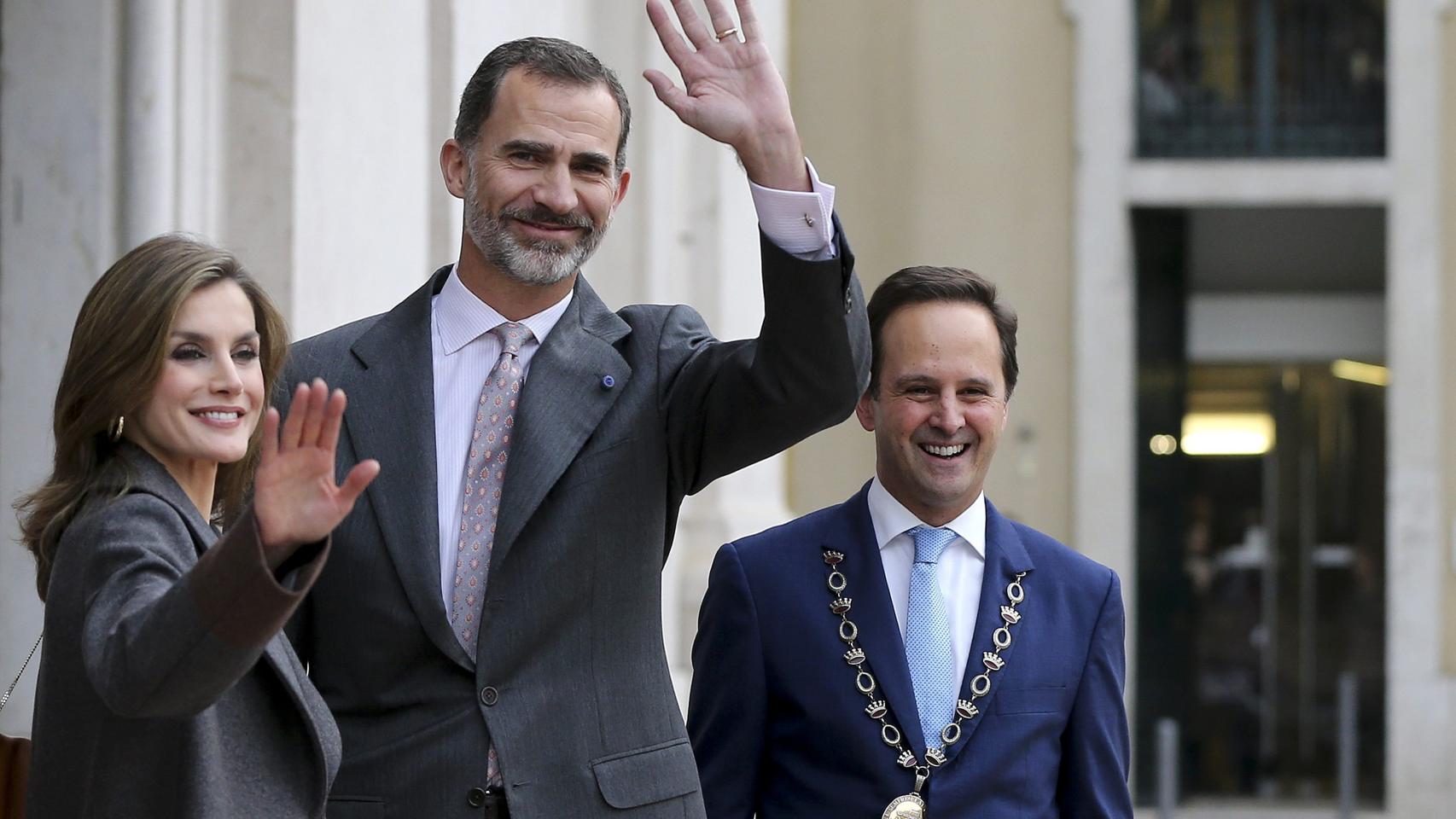 El rey de España, Felipe VI y la reina Letizia junto al alcalde de Lisboa, Fernando Medina.