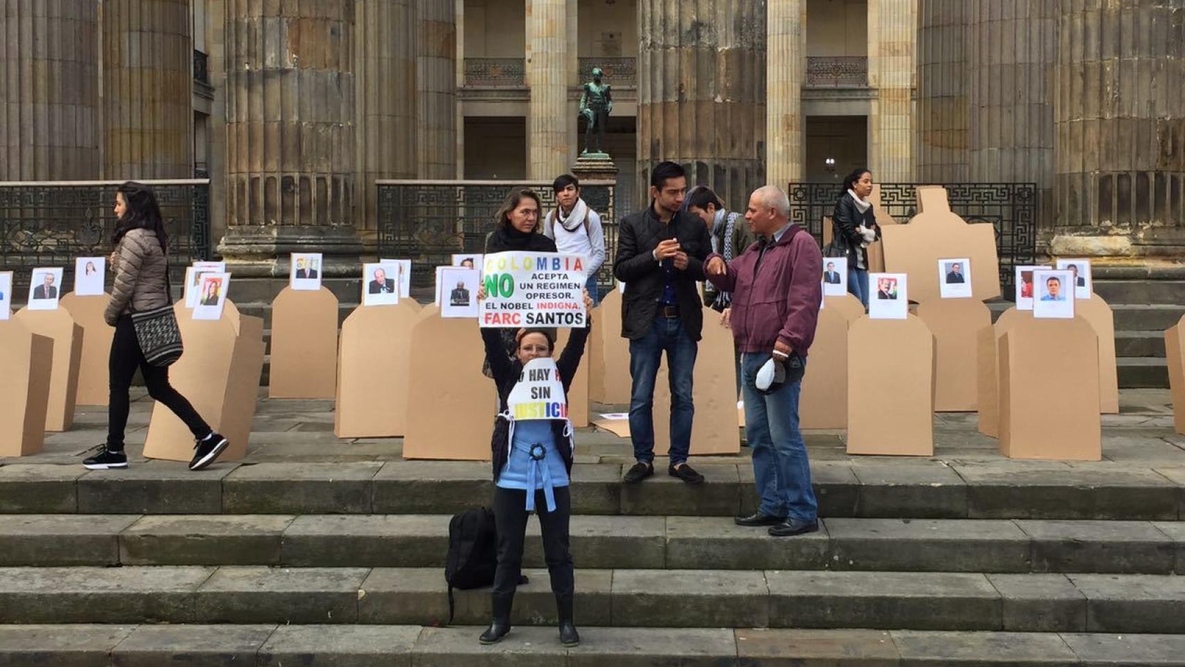 Los activistas vigilan qué vota cada congresistas y quién no participa.