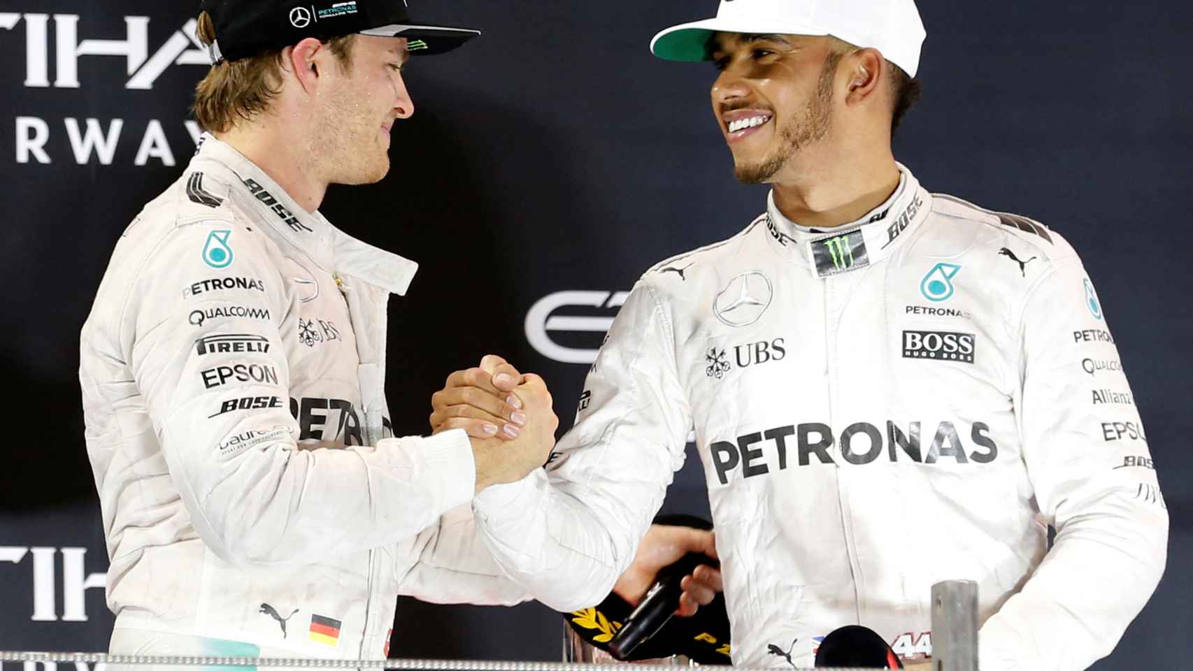 Nico Rosberg y Lewis Hamilton, en el podio del GP de Abu Dhabi.