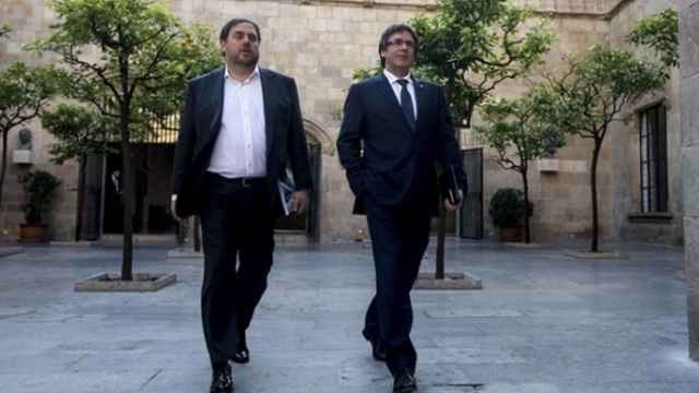 El vicepresidente catalán, Oriol Junqueras (i), y el presidente de la Generalitat, Carles Puigdemont (d).