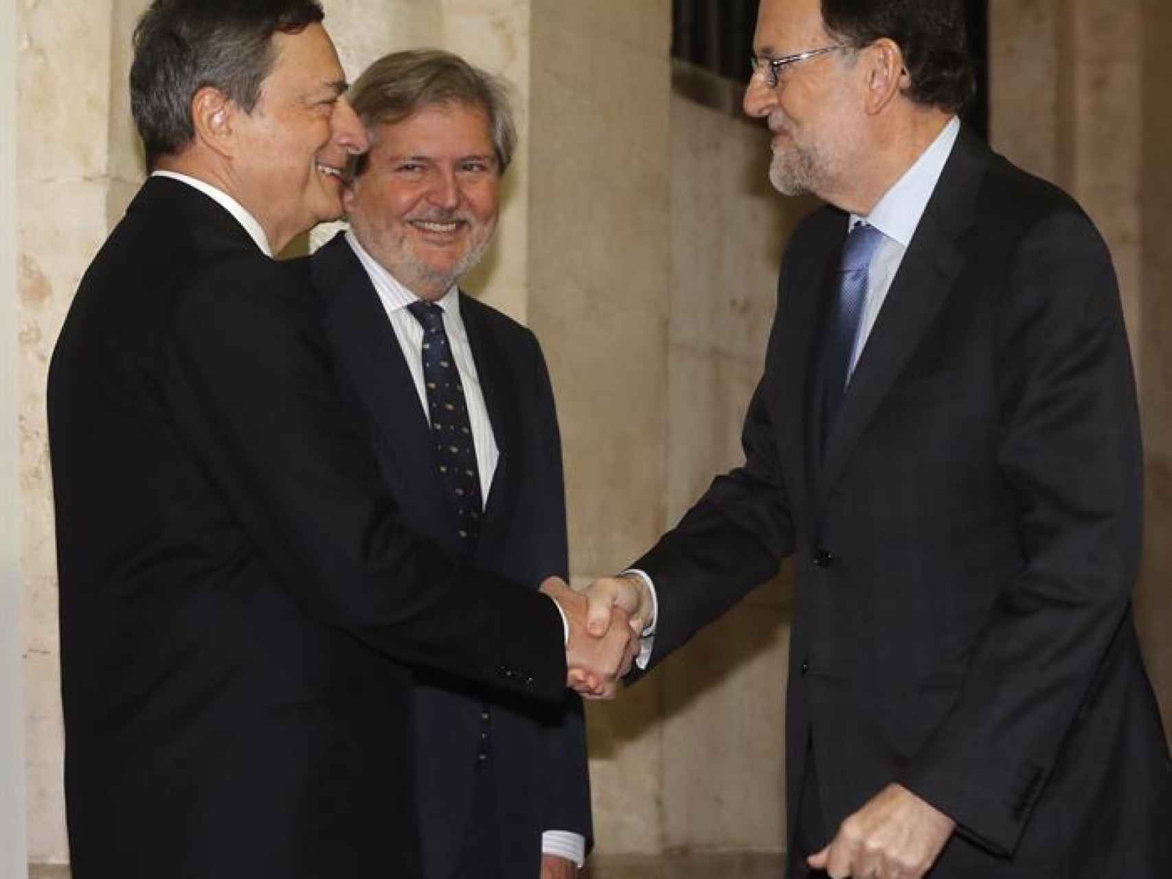 Mario Draghi saluda a Mariano Rajoy en su visita a Madrid.