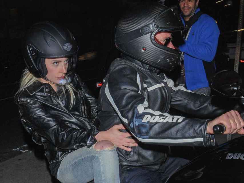 Bradley Cooper en moto junto a la cantante Lady Gaga