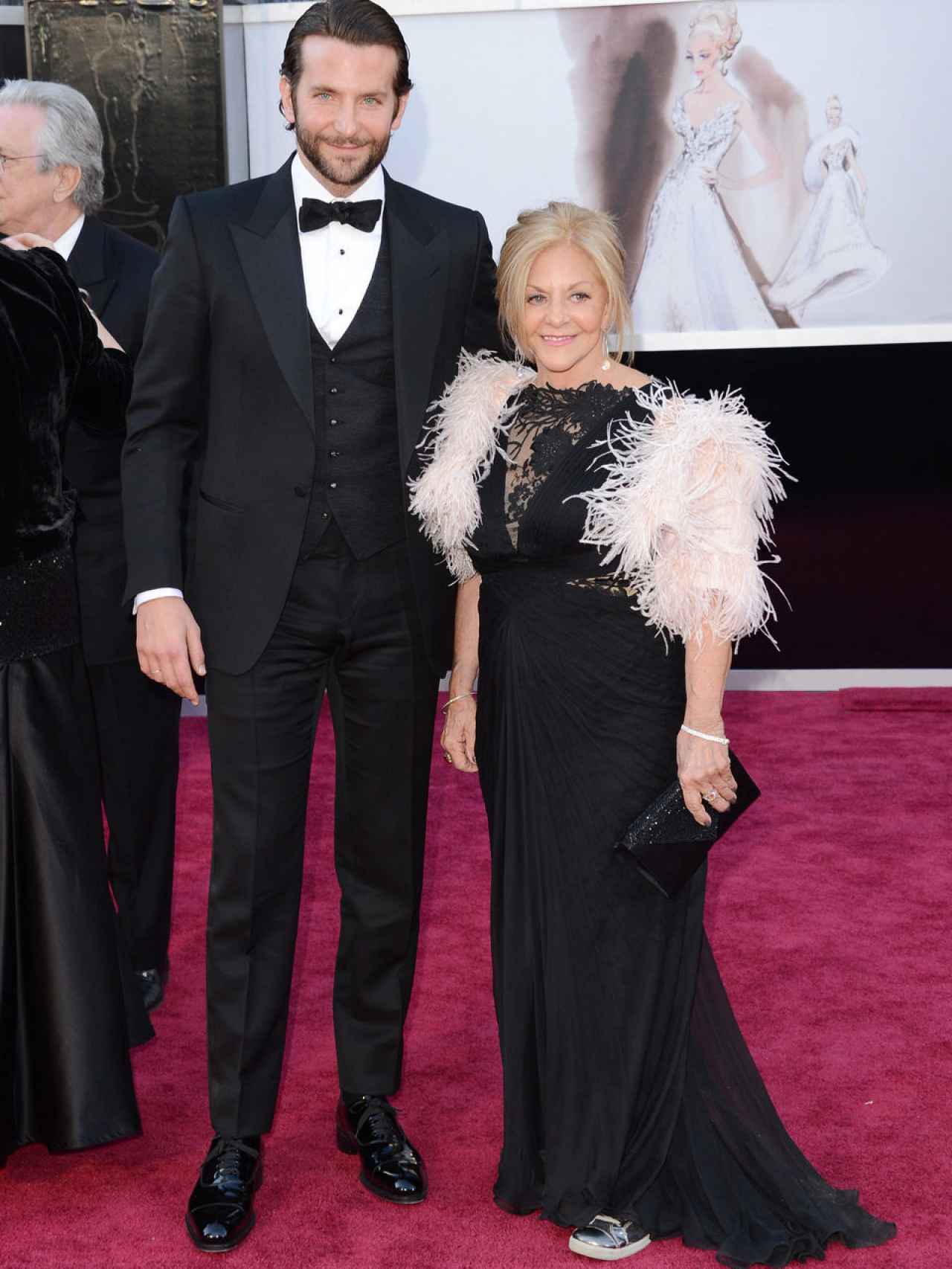 Con su madre en la alfombra roja de los Óscar en 2013.
