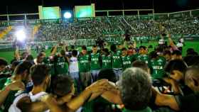Los aficionados rinden homenaje a las víctimas en el estadio del Chapecoense.