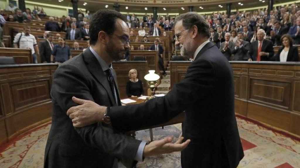 El portavoz del PSOE, Antonio Hernando, saluda a Mariano Rajoy tras su investidura.
