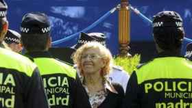 La alcaldesa de Madrid, Manuela Carmena, junto a varios policías municipales.