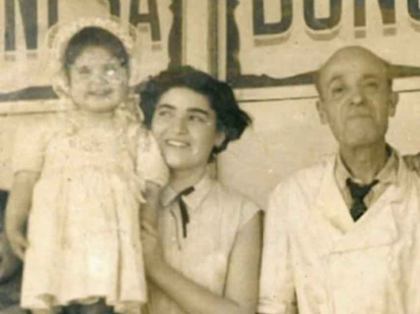 Loles León con sus padres en una de sus churrerías.