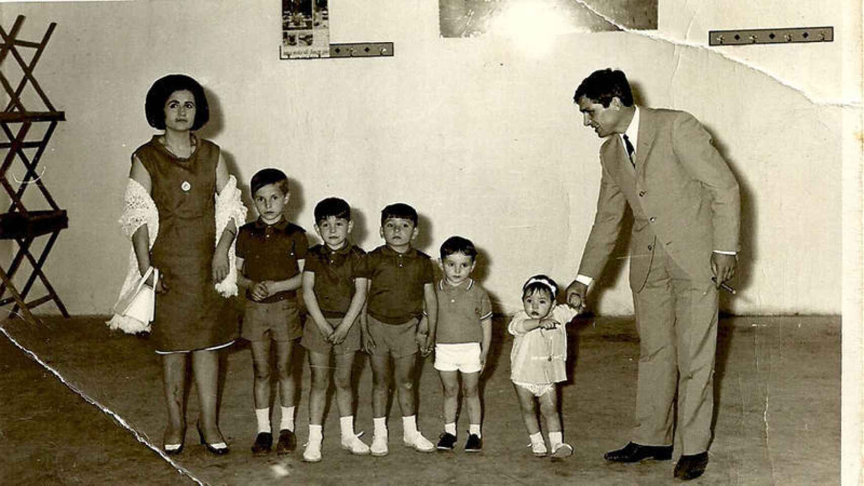 Fernando Tejero, con pantalón blanco, junto a sus hermanos