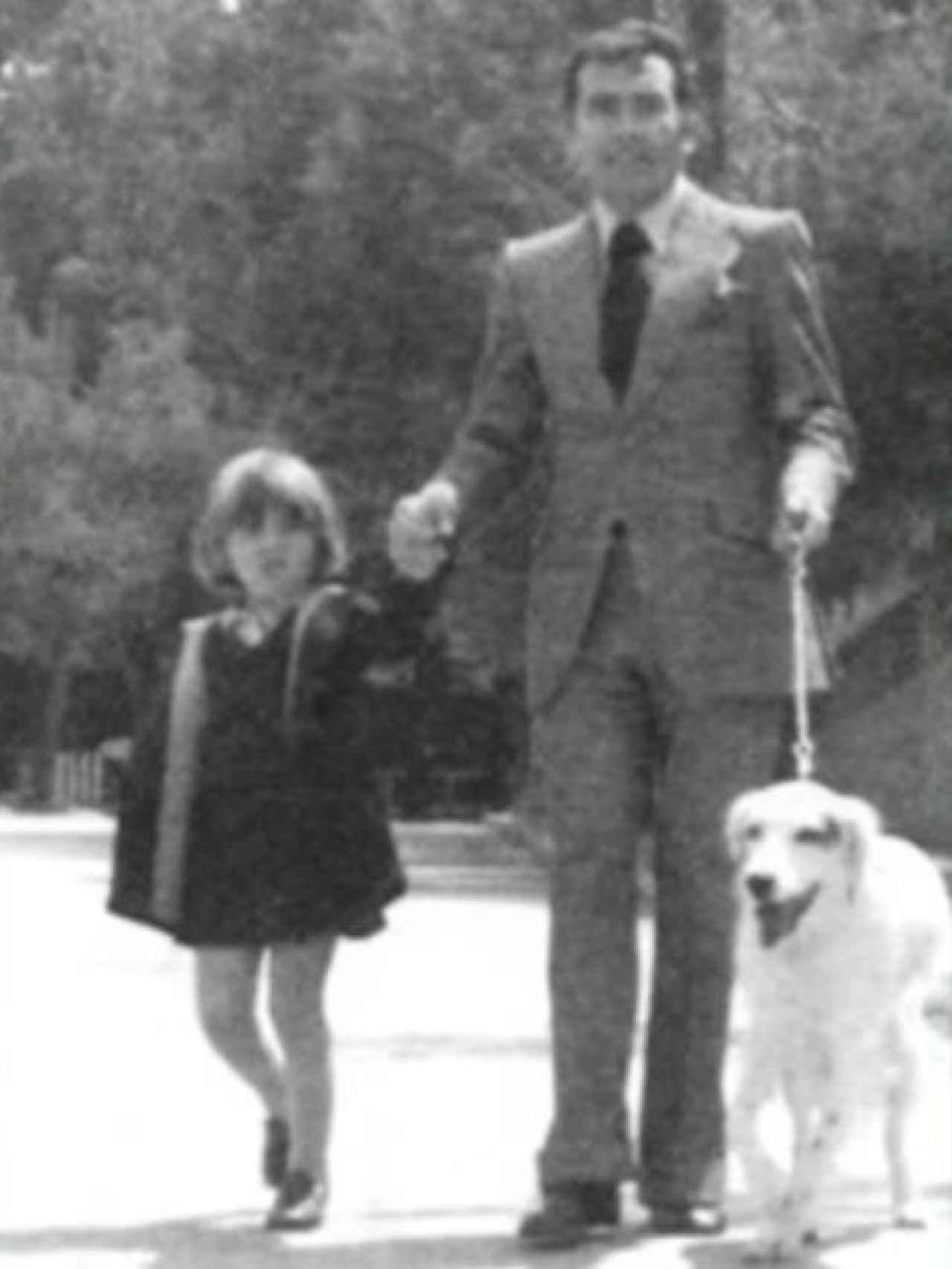 Cayetana Guillén Cuervo con su padre.