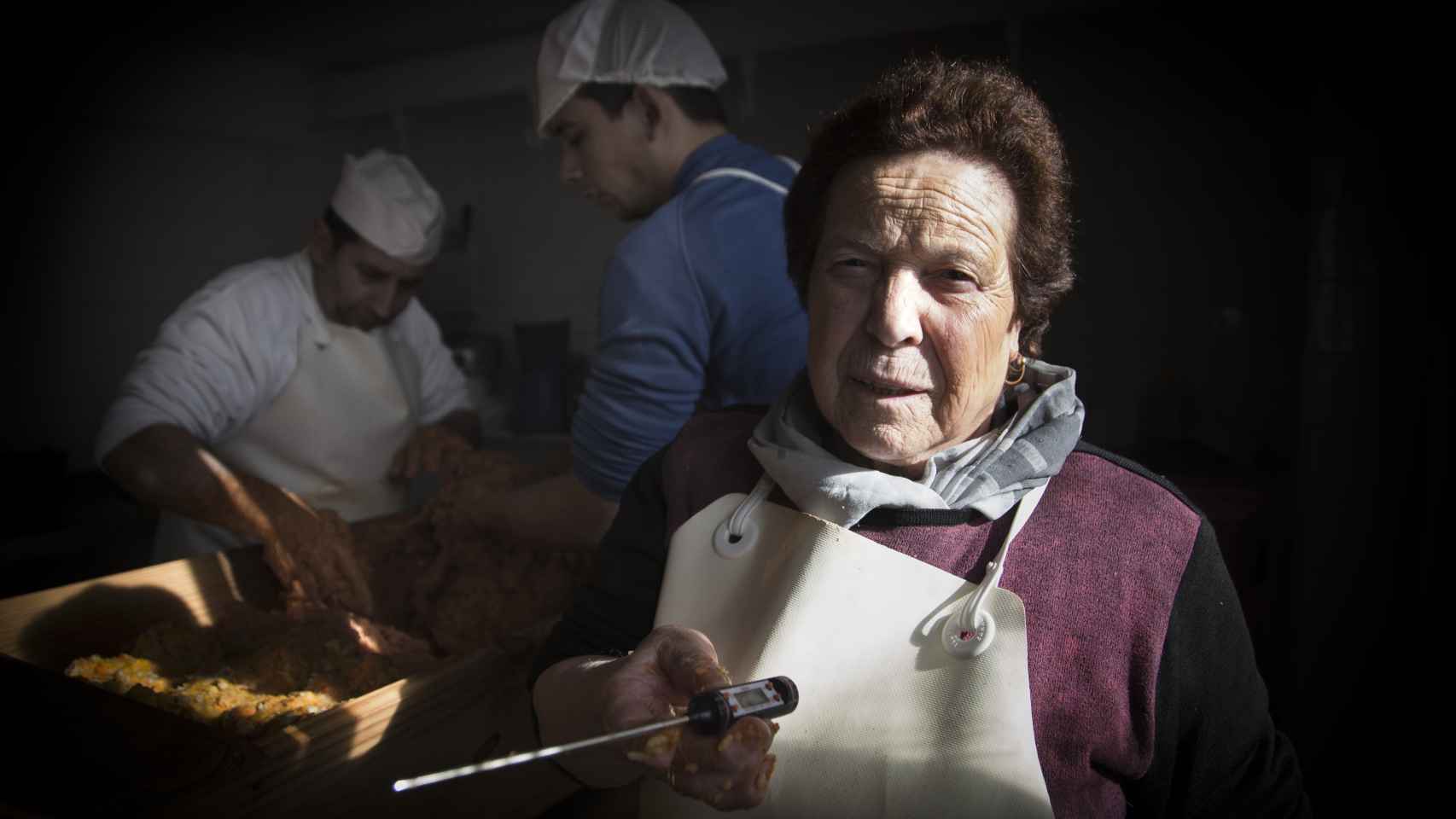 Concepción, en su carnicería Moreno, sosteniendo un termómetro alimenticio comprado en Amazon.