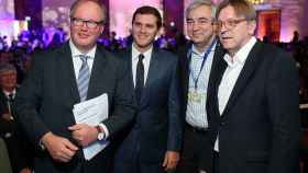 Rivera y Garicano, junto al presidente de ALDE, Hans van Baalen (izquierda), y el presidente de ALDE en la Eurocámara, Guy Verhofstadt (derecha).
