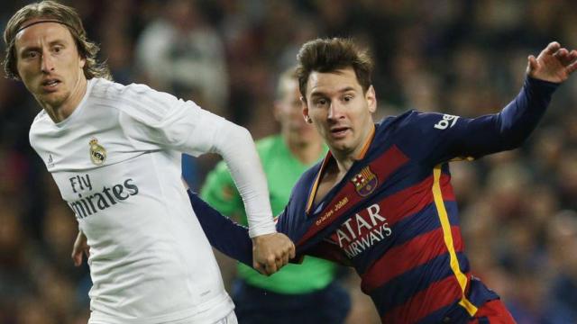 Modric y Messi durante el Clásico.