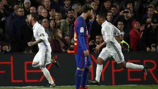 Sergio Ramos celebra su gol ante un Messi cabizbajo.