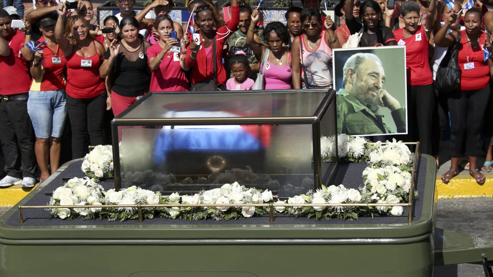 El público saluda al paso de la caravana que transportaba las cenizas de Fidel Castro a su llegada a Santiago de Cuba.