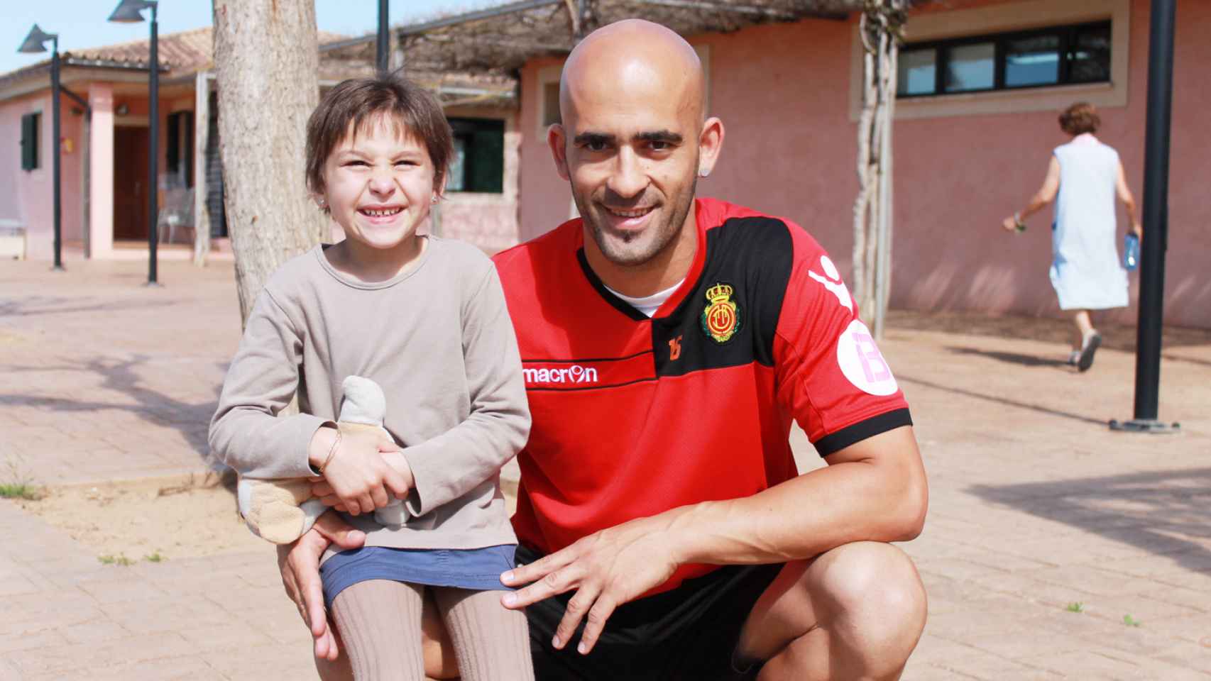 La niña, junto con el futbolista del Mallorca Nunes, en 2012.