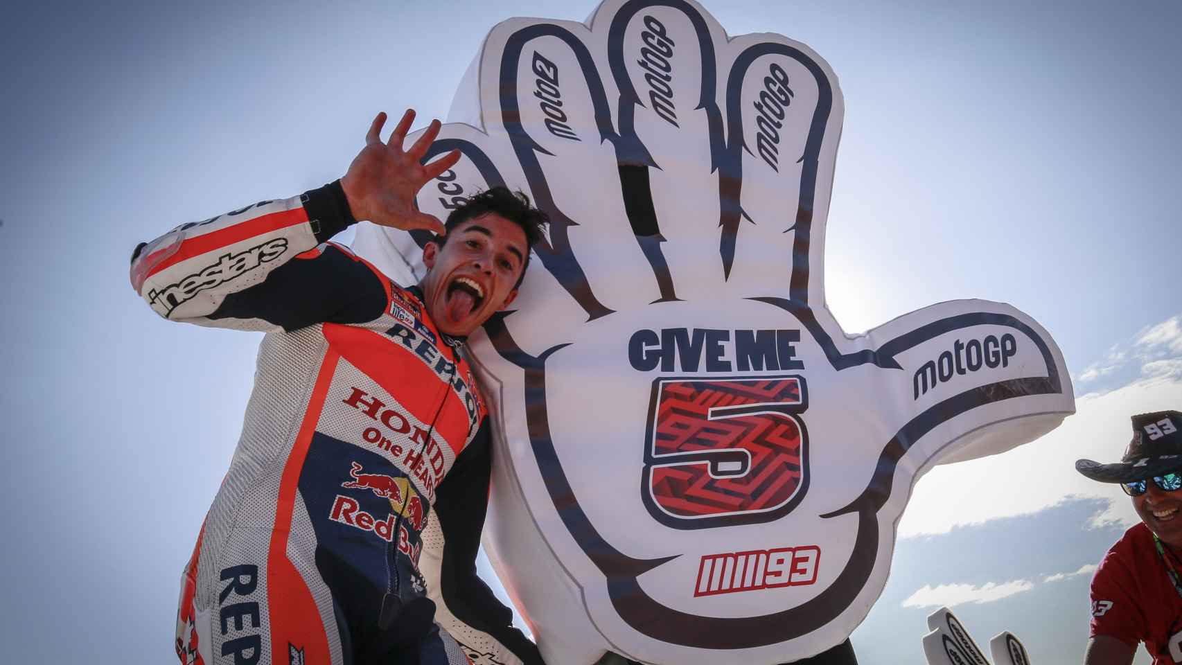 Marc Márquez celebra su quinto título de campeón del mundo.