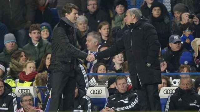Mourinho y Laudrup se dan la mano.