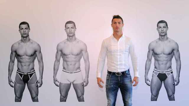 Cristiano Ronaldo posa con su imagen en la que posa en calzoncillos