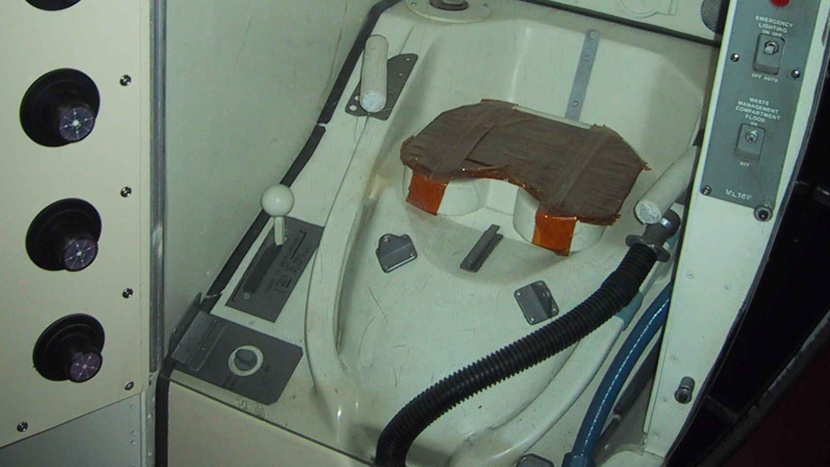 Así era el WC en el Space Shuttle.