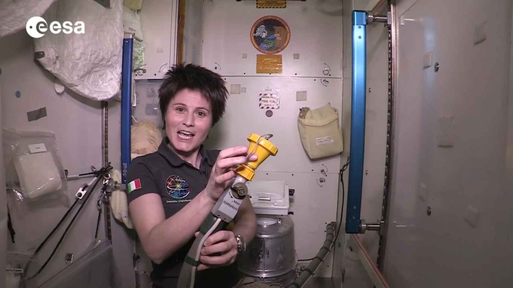 La astronauta italiana Samantha Cristoforetti en el retrete de la ISS.