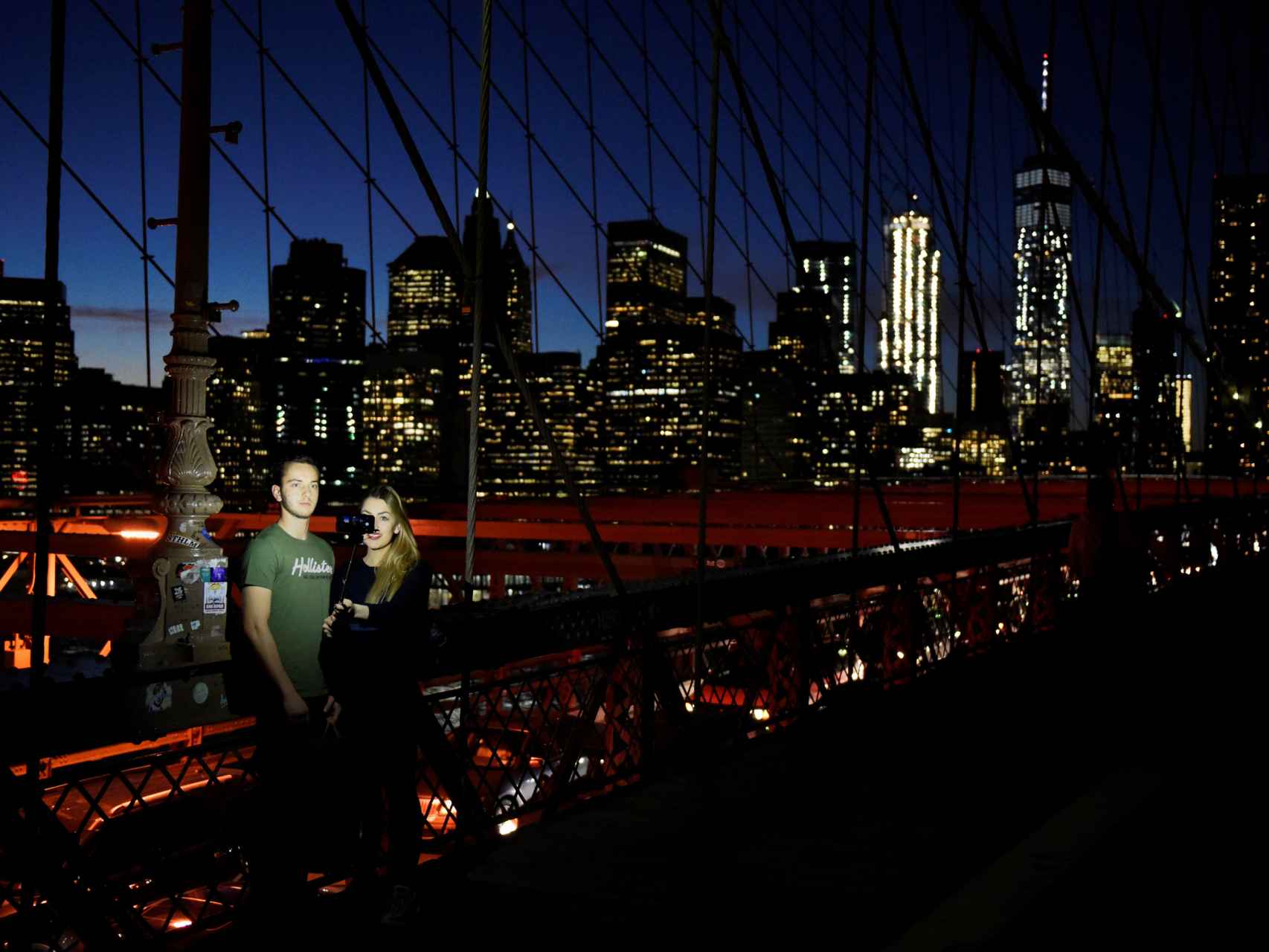 Dos hermanos se hacen un selfie en el puente de Brooklyn, Nueva York.