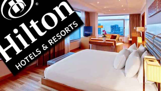 Una habitación del hotel Hilton Diagonal Mar de Barcelona y el logo de la cadena.