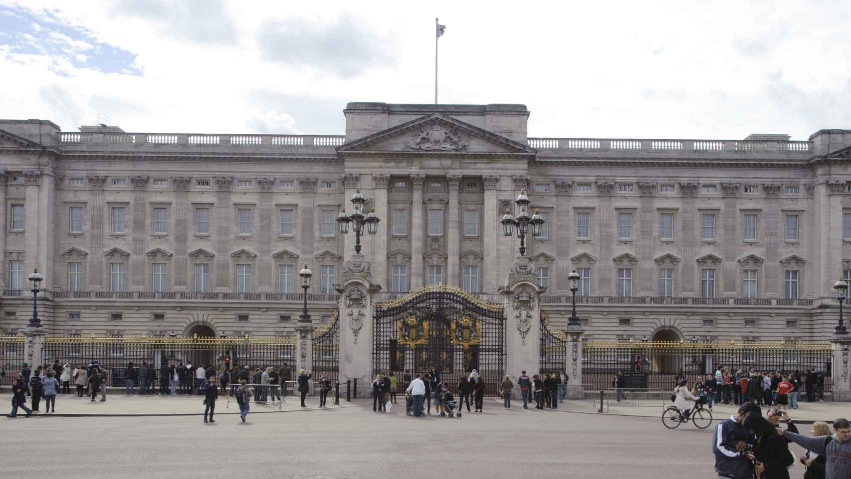 Vista de la fachada del palacio de Buckingham.