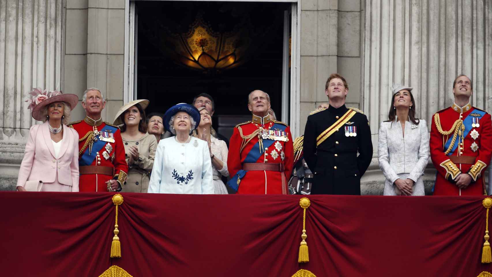 La familia real británica, asomada al balcón principal del Palacio.
