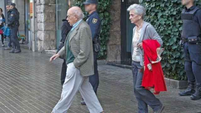 Jordi Pujol y su esposa Marta Ferrusola saliendo de su domicilio barcelonés.