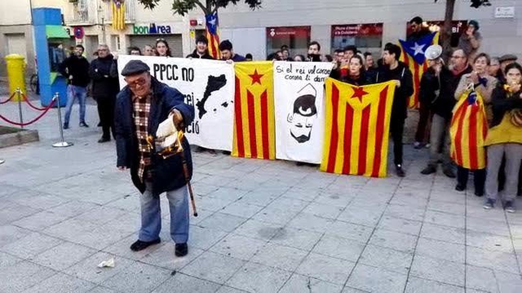 Un señor quema una ejemplar de la Constitución española en Rubí, Barcelona.