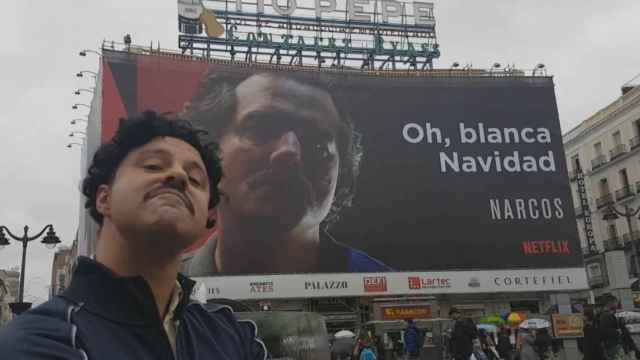 José Campoy caracterizado como Pablo Escobar frente al anuncio de 'Narcos' en Sol.