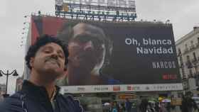 José Campoy caracterizado como Pablo Escobar frente al anuncio de 'Narcos' en Sol.