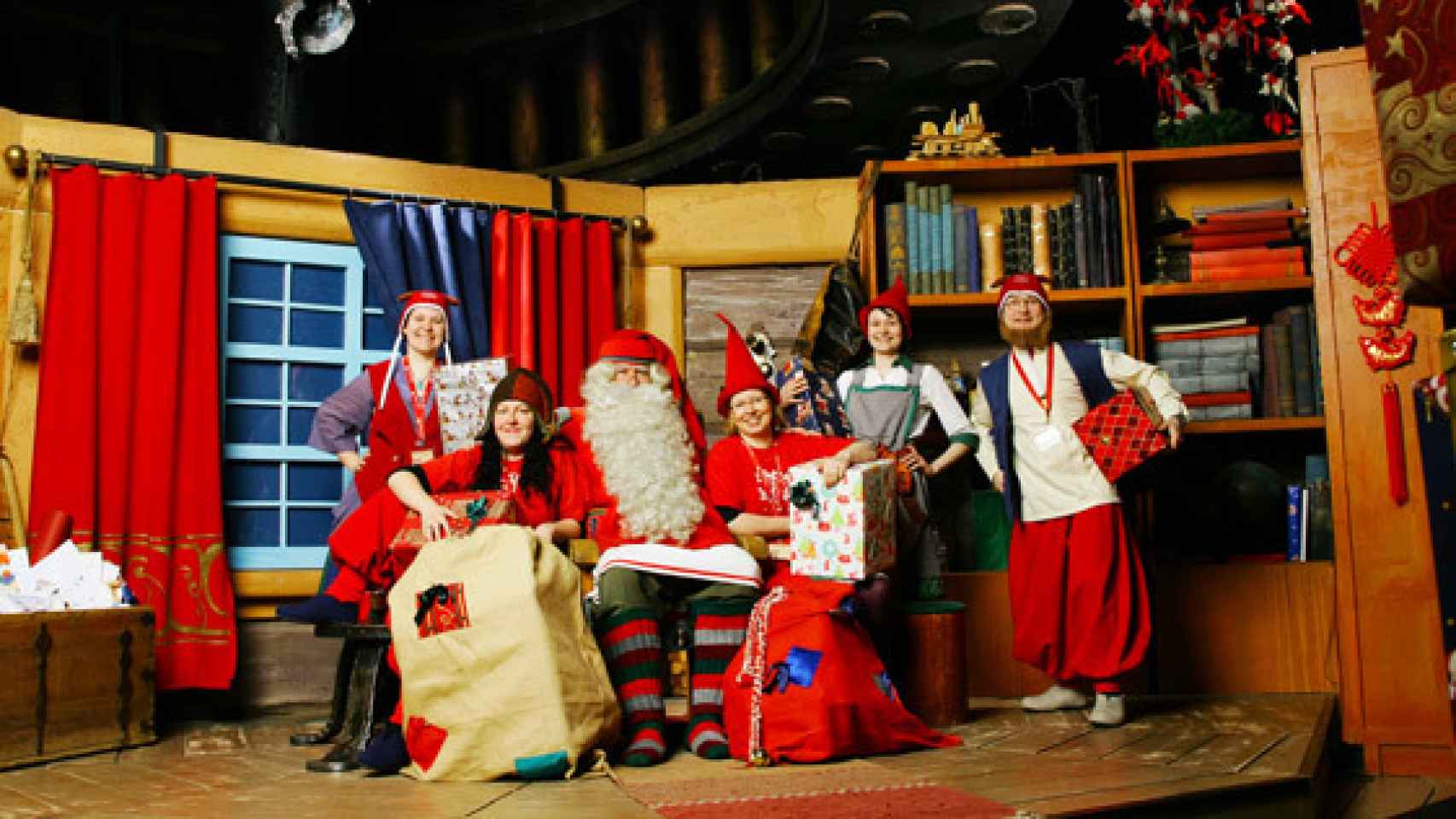 Papá Noel en su casa de Rovaniemi junto a algunos de sus elfos.