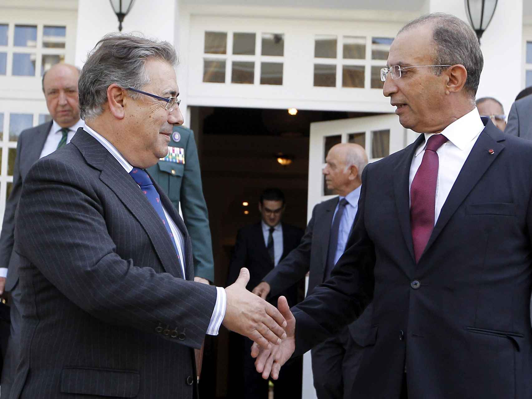 El ministro español del Interior, Juan Ignacio Zoido, es recibido por su homólogo marroquí, Mohamed Hassad. EFE/Str