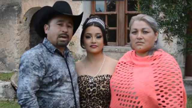 Los padres de Rubí invitando a la fiesta de cumpleaños de su hija.