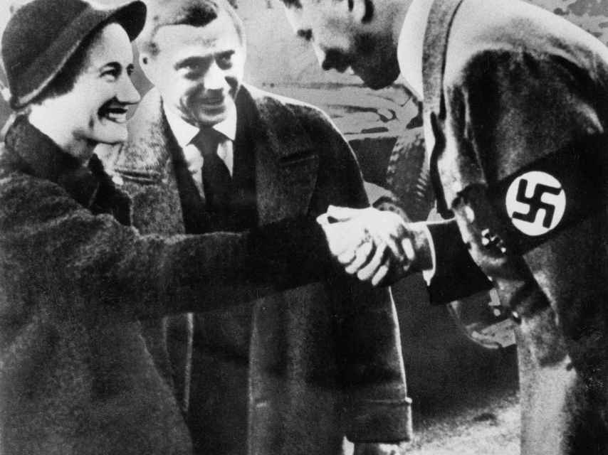 Los duques de Windsor, saludando a Adolf Hitler durante una visita a Alemania en 1937.