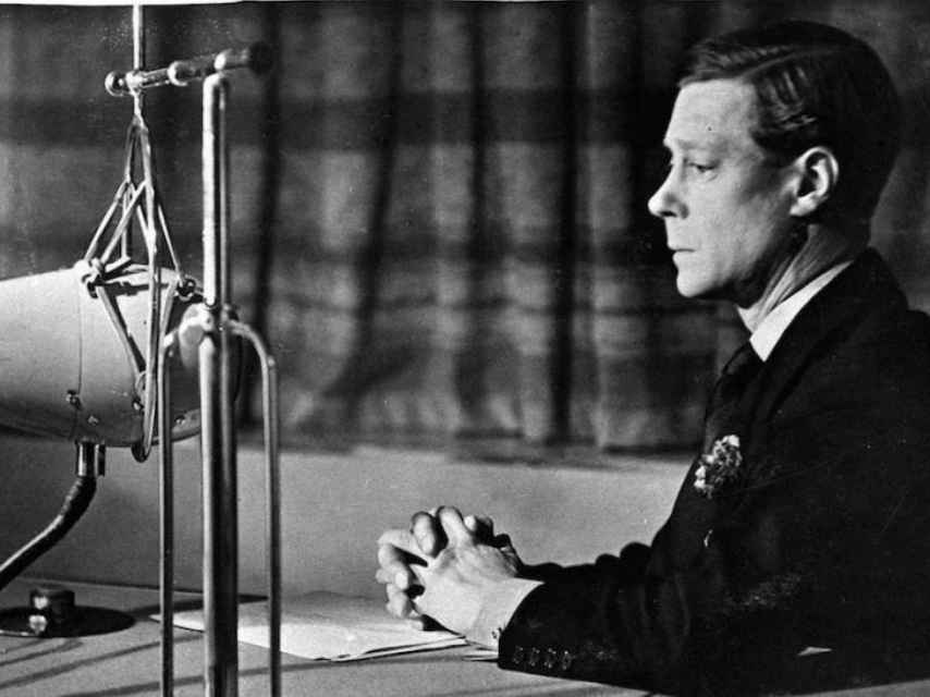 Eduardo VIII dirigiéndose por radio a la nación.