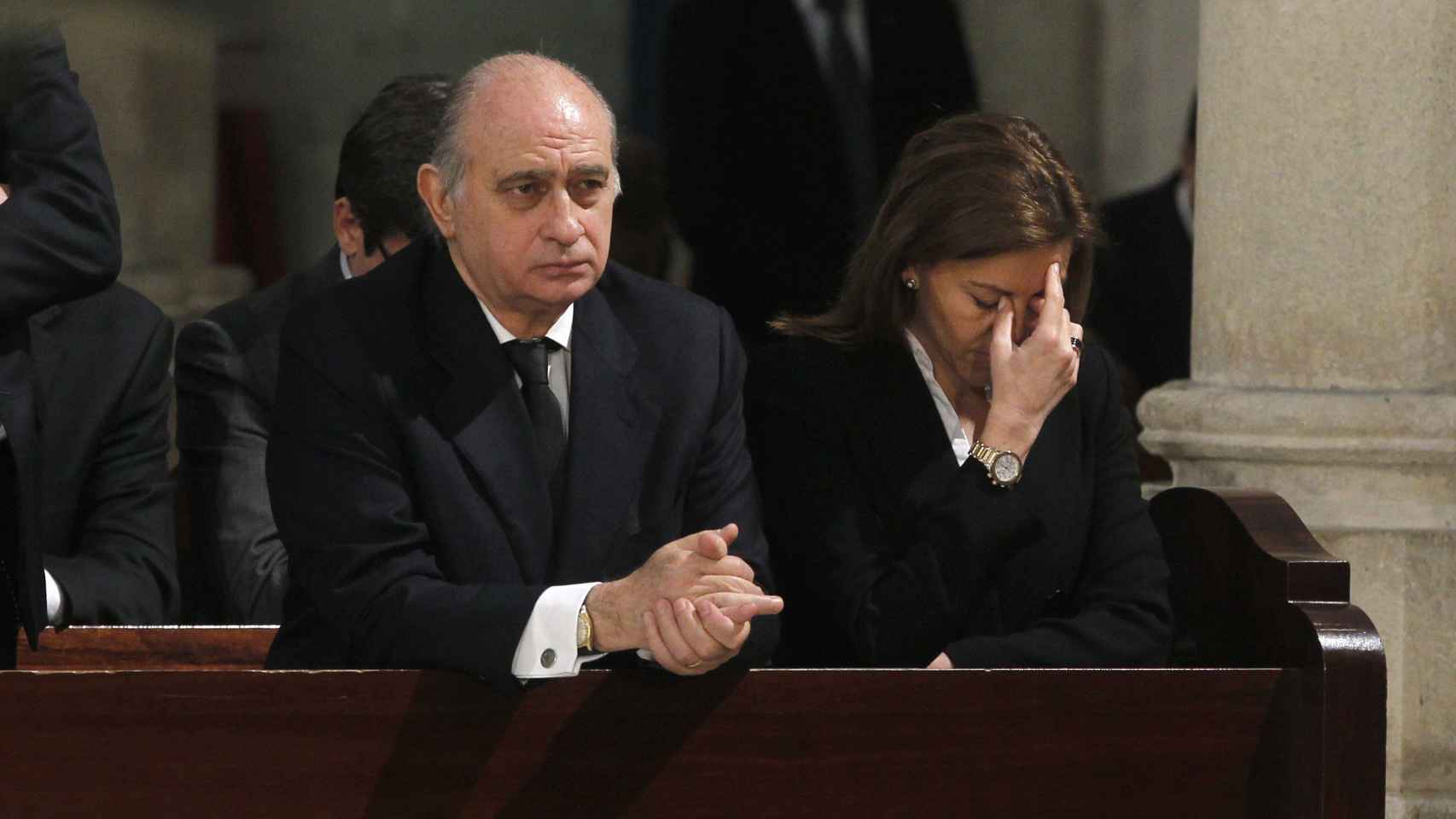 Jorge Fernández Díaz y María Dolores de Cospedal durante la misa funeral con motivo del décimo aniversario de los atentados terroristas del 11M. El exministro es una persona de fuertes convicciones religiosas.