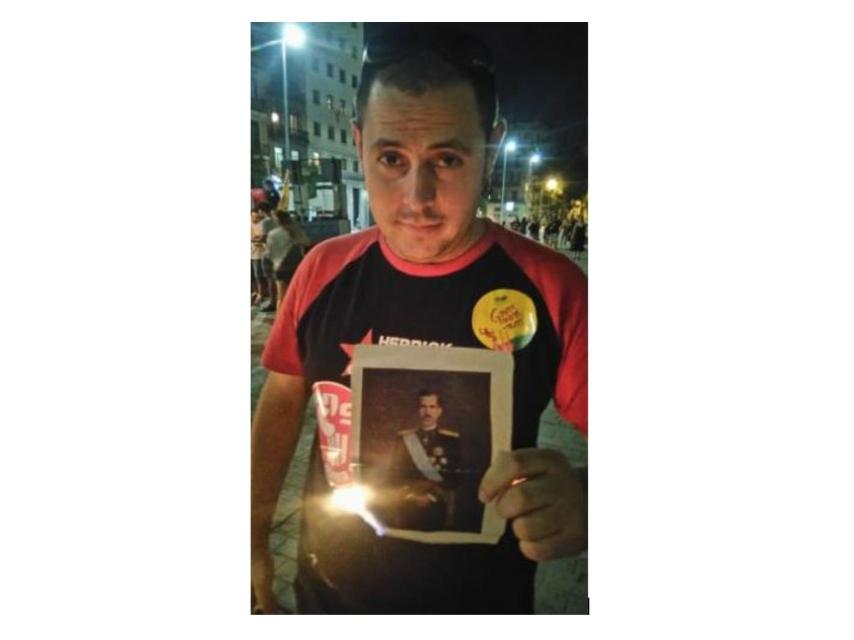 El edil Aitor Blanc quemando una foto del Rey el 11 de septiembre.