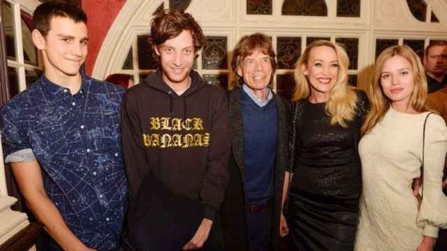 Jagger en el centro con tres de sus hijos y su ex Jerry Hall