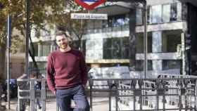 Jorge Moruno en la entrada del Metro más cercano a la sede de Podemos.