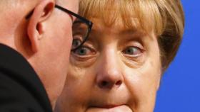 La canciller alemana Angela Merkel dialoga con el político de la CDU Volker Kauder.