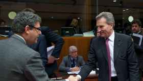 El ministro Álvaro Nadal saluda al comisario de Economía Digital, Günther Oettinger