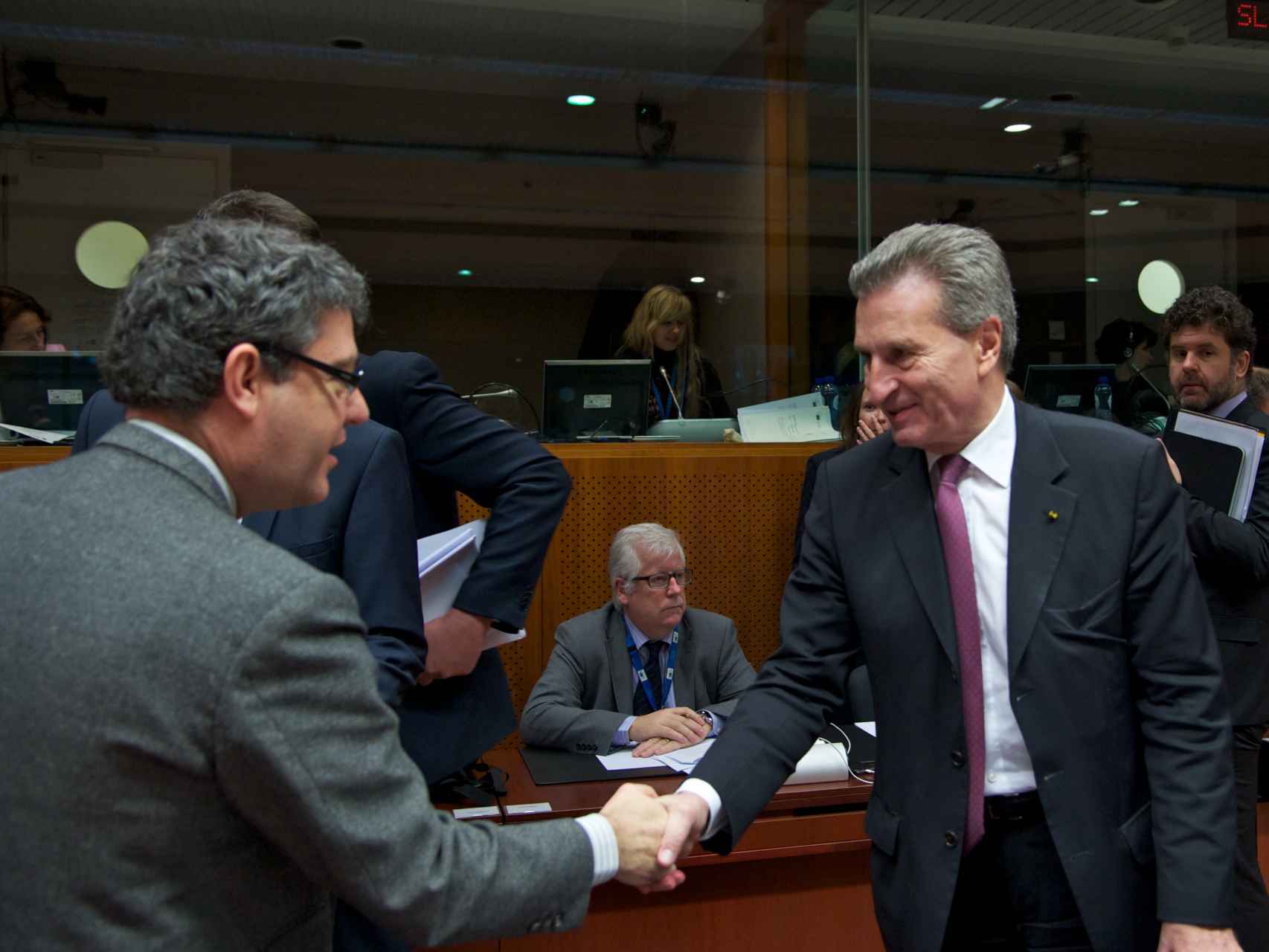 El ministro Álvaro Nadal saluda al comisario de Economía Digital, Günther Oettinger