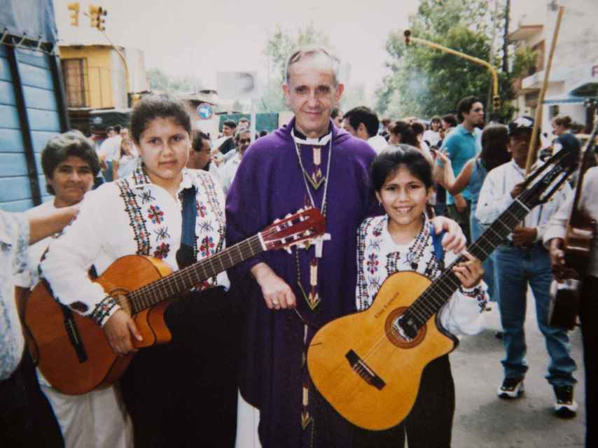 El Papa cuando era arzobispo de Buenos Aires junto con dos niñas en la procesión de Semana Santa en el año 2000.