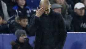 Pep Guardiola decepcionado durante el Leicester-Manchester City.