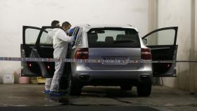 Investigadores analizando el vehículo de la fallecida.