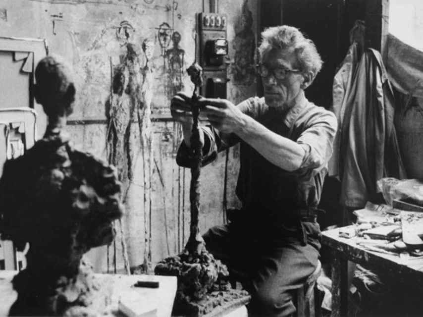 Alberto Giacometti retratado por Ernst Scheidegger, a finales de los años cincuenta.